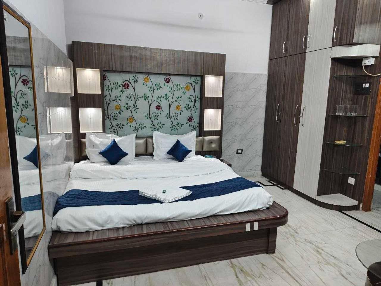 O Cs Clark 3* Lucknow