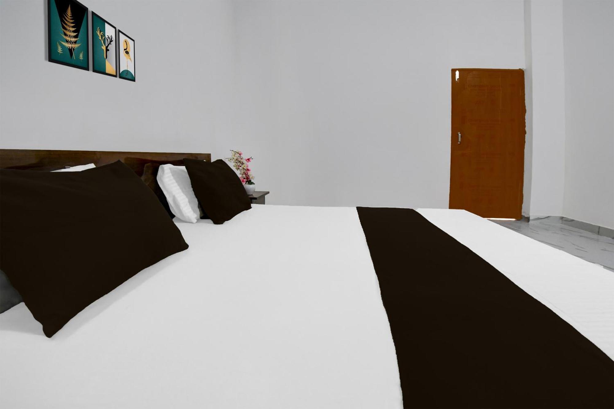 Hotel O Cs Clark Lucknow